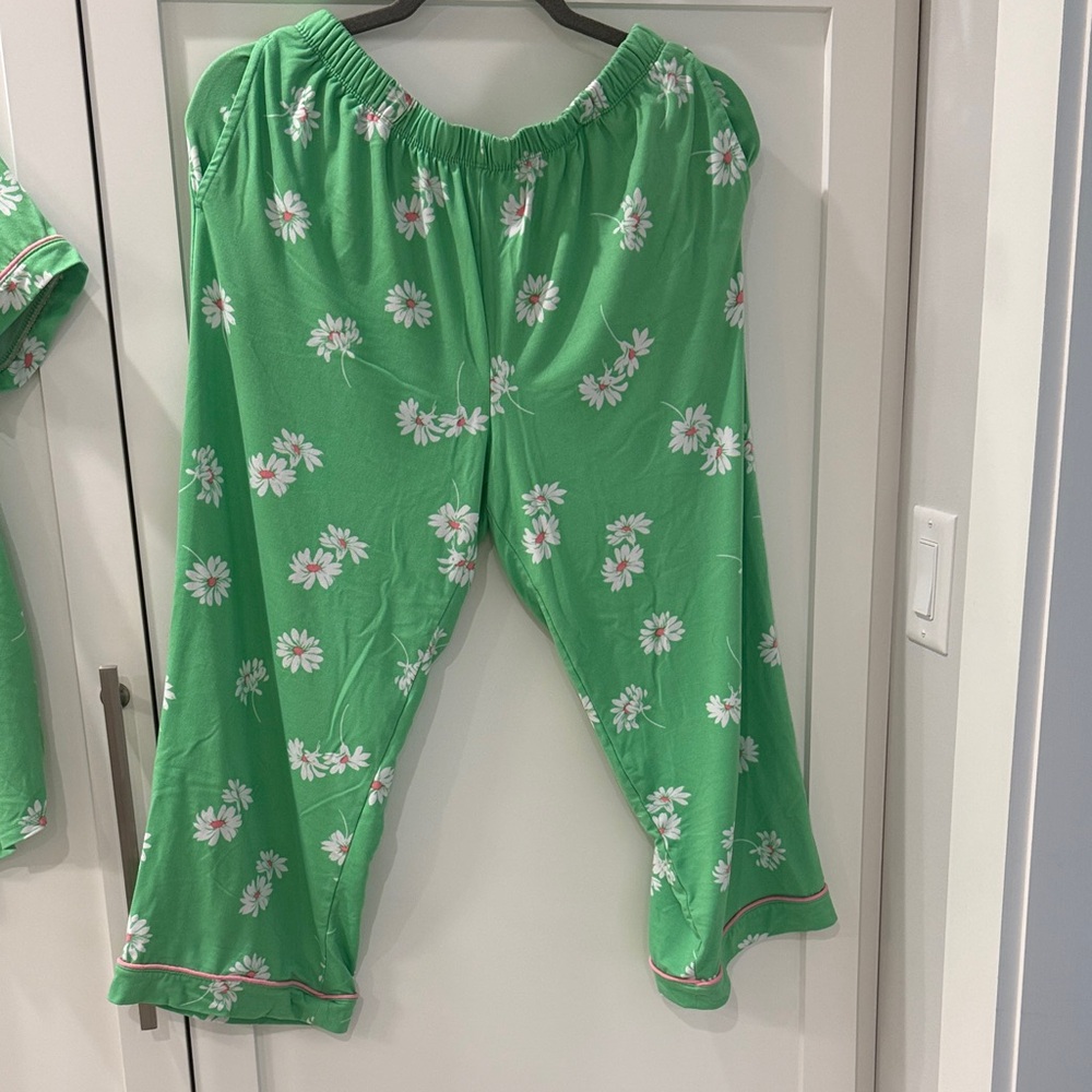 Green Daisy-Print Women's Pajama Set - Short Sleeve Top & Pants - Picture 5 of 7